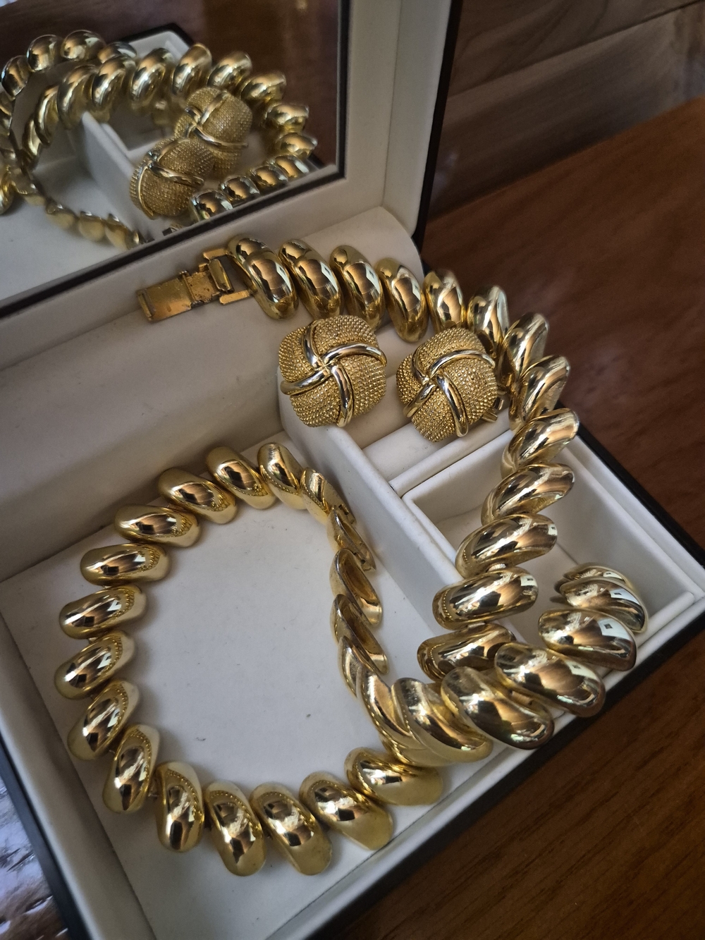 Vintage Gold-Tone Chunky Link Necklace with Matching Clip Earrings